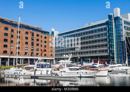 England, London, Wapping, St. Katharine Docks, International House und Tower Bridge House Stockfoto