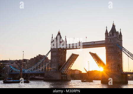 England, London, Southwark, Tower Bridge Öffnen bei Sonnenaufgang Stockfoto