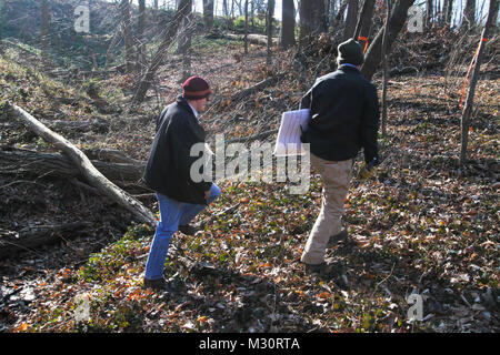 ARLINGTON, VA - Paul Carter (links), ein Norfolk Bezirk Förster, und Stephen Van Hoven, Gartenbau Division Chief Arlington National Friedhof, Besichtigung der Arlington National Friedhof Millennium Projekt hier, Feb 6, 2013. Die beiden Männer sind die Untersuchung der Alter der Bäume innerhalb der Projektgrenzen entfernt die ersten Schätzungen auf Baum Alter, in die Umweltverträglichkeitsprüfung des Projekts dokumentiert, um zu gewährleisten, korrekt sind, das Millennium Projekt wird der Friedhof von 27 Hektar erweitern und bietet zusätzlichen Platz und die Ausdehnung der Möglichkeit, militärischen Helden der Nation von 2025 bis 2045 zu begraben. 130206 - Stockfoto