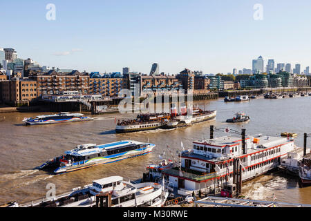 England, London, Boote auf die Themse und die Skyline der Docklands Stockfoto