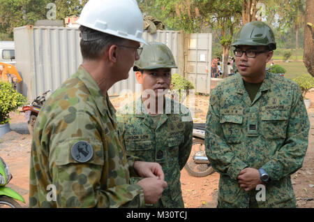 Us-Armee Pazifik Stellvertretenden Kommandierenden General (Operations) australische Armee Generalmajor Richard Burr den Fortschritt der die Kombinierte gemeinsame zivil-militärische Operationen Task Force Seite 2 mit den Mitgliedern der Singapur Streitkräfte delegieren Feb.16, 2013, erörtert. Der Bau Team aus Singapur Streitkräfte delegieren, Royal Thai Army, US-Marines und US-Soldaten von der 643Rd Engineer Company (vertikal), 130 Techniker Bataillon, Schofield Kasernen, Hawaii, das die Gemeinschaft der Ban Hua Wang Krang Schule Haus von Grund auf als Teil einer humanitären Zivilklage gebaut Stockfoto