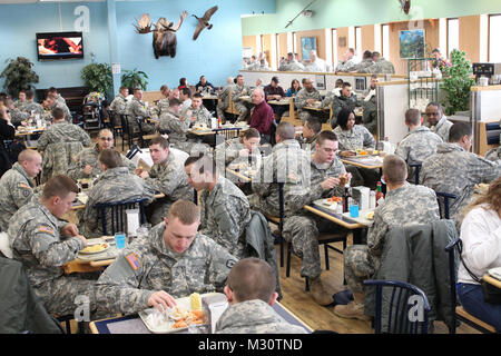 Fort Wainwright Soldaten genießen Sie das Mittagessen im Rahmen der Eröffnungsfeier der Post neu renovierten Speisesaal am 11. März. (U.S. Armee Foto von Sgt. Michael Blalack, 1/25 Public Affairs) 130311-A-AX 238-006 von 1 Stryker Brigade Combat Team arktische Wölfe Stockfoto