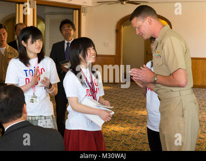 130326-N-VY 256-072 SAN DIEGO (26. März 2013) Leutnant Daniel McGrath, ein Kaplan der Wasp-Klasse amphibisches Schiff USS Essex (LHD2) während des Betriebs Tomodachi, Bögen zu Aki Kikuchi, ein Student aus Kesennuma High School, während der TOMODACHI in San Diego 2013 Sie Zeremonie Danke an das Marine Corps Depot rekrutieren. Der japanischen Gesellschaft von San Diego und Tijuana bot Gelegenheit für sieben japanische Studenten persönlich danken, die Marines und Seeleute, die humanitäre Hilfe für Sie während der Operation Tomodachi Rettungs- und Hilfsmaßnahmen in 2011. (U.S. Marine Foto von Masse Kommu Stockfoto