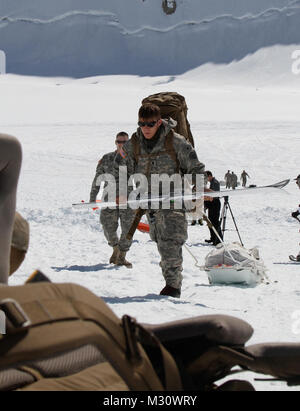 Kapitän Sam Palmer bereitet liefert und das Zahnrad aus dem Flugzeug zu einem Zelt am Spc zu bewegen. Garrett Oldsen, Scout mit 1 Bataillon, 24 Infanterie Regiment, entlädt Lieferungen an Kahiltna-gletscher Base Camp, 21. Mai 2014. Das Fort Wainwright-basierte 1/25 SBCT klettern Team begann mit Aufstieg auf den Gipfel des Mount McKinley, die bei 20.320 m, ist der höchste Berg in Nordamerika. Das Team ist bereit zu verbringen 14-21 Tage aufsteigend mehr als 13.000 Fuß in einigen der schwersten Bedingungen in Alaska. Die Expedition validiert Ausbildung Verfahren, die Bereitschaft für den Betrieb im Aust zu erhalten Stockfoto