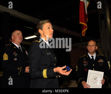 Besten Krieger Bankett- und Preisverleihung im Camp Mabry, in Austin, Texas, 12. April 2013. Generalmajor Joyce L. Stevens, stellvertretender Adjutant General-Armee und Kommandant der Texas Army National Guard, und Command Sgt. Major Richard Milford, Command Sergeant Major der Armee, der Nationalgarde von Texas, Besuch mit der Armee Guard Konkurrenten. (National Guard Foto von Air Force Staff Sgt. Phil Brunnen / Freigegeben) 130412-Z-DJ 352-045 von Texas militärische Abteilung Stockfoto