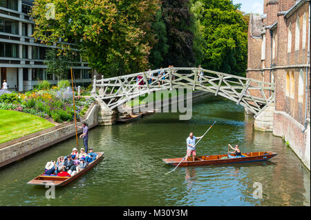 Cambridge, UK - August 2017. Die Mathematische Brücke auch als Holzbrücke am Queens' College, Cambridge, UK mit dem Fluss Cam, die durch Bekannte Stockfoto