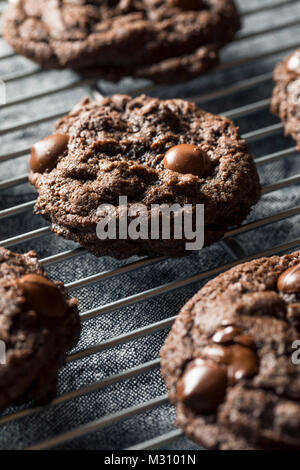 Hausgemachte dunkle Double Chocolate Chip Cookies bereit zu Essen Stockfoto