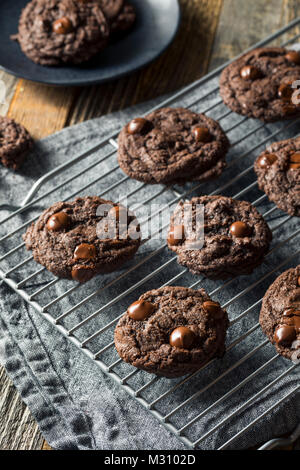 Hausgemachte dunkle Double Chocolate Chip Cookies bereit zu Essen Stockfoto