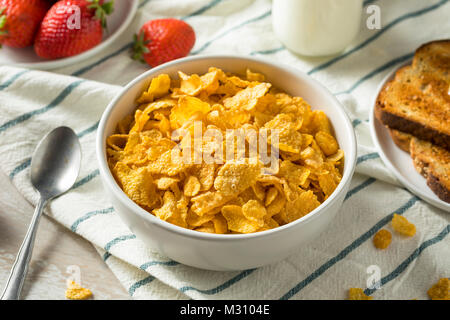 Gesunde Cornflakes mit Milch zum Frühstück mit Obst Stockfoto