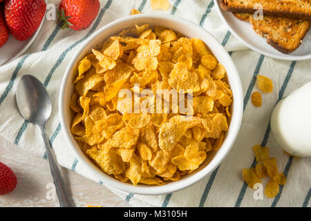 Gesunde Cornflakes mit Milch zum Frühstück mit Obst Stockfoto