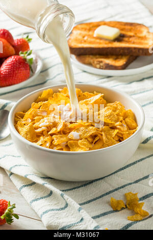Gesunde Cornflakes mit Milch zum Frühstück mit Obst Stockfoto