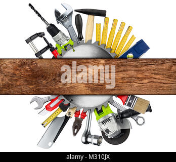 DIY Tools collage Konzept hinter Holzbrett mit Kopie Raum und Kreissägeblatt auf weißem Hintergrund Stockfoto