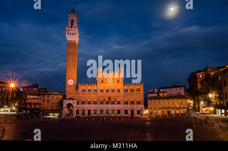 Schöne Dämmerung über eine der schönsten Städte in Italien - Siena Stockfoto