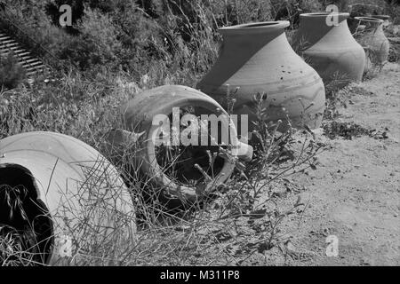 Alte türkische Tontöpfen am Straßenrand Stockfoto