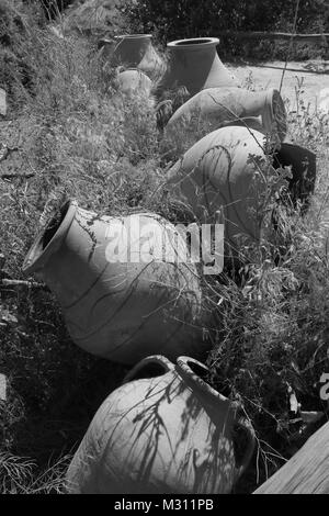 Alte türkische Tontöpfen am Straßenrand Stockfoto