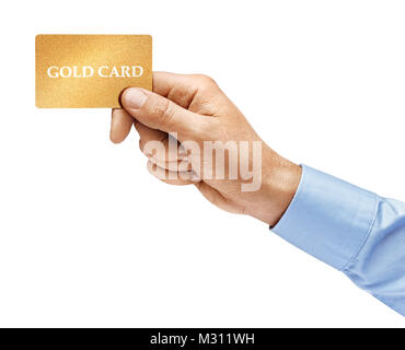 Des Menschen Hand in Shirt holding Gold Kreditkarte auf weißem Hintergrund. Hochauflösende Produkt. Close Up. Stockfoto