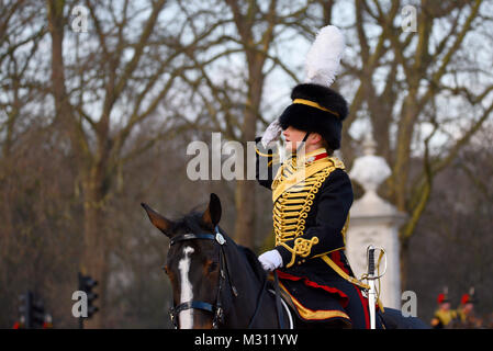 Weibliche Offizier der Könige Troop Royal Horse artillery salutierte Reiten Vergangenheit Buckingham Palace in London nach einem Royal gun Salute im Green Park Stockfoto