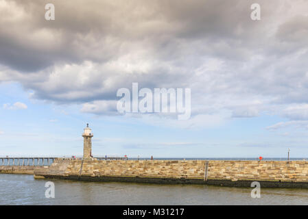 Whitby: Sturmwolken über den Kai und den Leuchtturm. Stockfoto