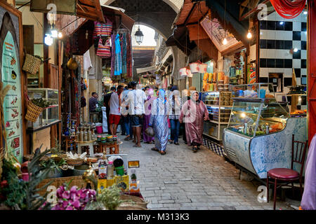 Marktstände mit Nahrungsmitteln in den engen Gassen in der Altstadt (Medina) von Marrakesch, Marokko, Afrika Stockfoto