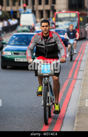 Radfahrer auf einem Boris Fahrrad im Verkehr, London, England, Vereinigtes Königreich Stockfoto