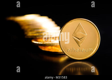 Golden astraleums Münzen auf Schwarz. Stockfoto