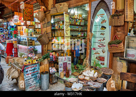 Marktstände mit Nahrungsmitteln in den engen Gassen in der Altstadt (Medina) von Marrakesch, Marokko, Afrika Stockfoto