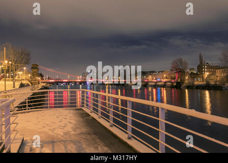 Schwere Schnee verwandelt sich die Stadt in eine einsame, aber bunt Wunderland in Glasgow, Schottland, Großbritannien. Stockfoto