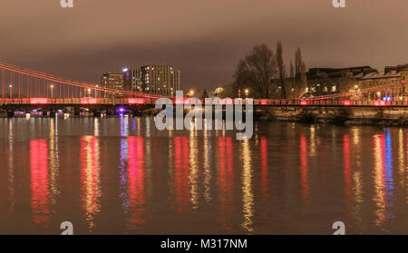 Die LED-Funktion Beleuchtung der South Portland Street suspension Fußgängerbrücke gibt bunte Reflexionen in den Fluss Clyde, Glasgow, Schottland, Großbritannien. Stockfoto