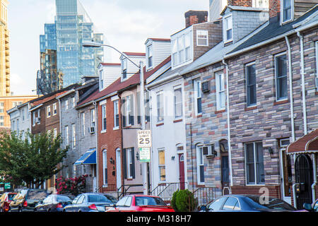 Baltimore Maryland, Little Italy, ethnische Nachbarschaft, Reihenhäuser, Backstein, Formstein, Kontrast, Hochhaus Wolkenkratzer Gebäude traf Stockfoto