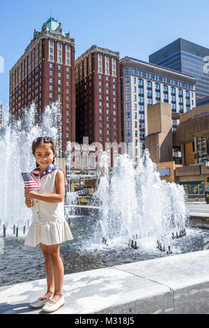 Baltimore Maryland, Hopkins Plaza, G. H. Fallon Bundesgebäude, Regierung, Stadtraum, Brunnen, hispanische Mädchen, Jugendliche, weibliche Kinder Kinder neu Stockfoto