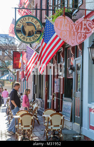 Baltimore Maryland, Fells Point, historischer Bezirk, Nachbarschaft, Straße, Straßencafé, Mann Männer männlich, Frau weibliche Frauen, Paar, Tisch, Schild, Kooper's Tavern, A Stockfoto