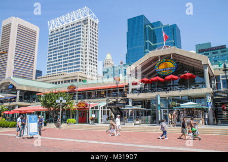 Baltimore Maryland, Inner Harbor, Hafen, Hafenpromenade, Harbourplace, Festivalmarkt, Attraktion, schwarzer Mann, Männer, Frauen, Kinderwagen, Stockfoto