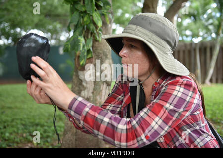 Dr. Gissella Vasquez, stellvertretender Direktor der Abteilung Entomologie an der U.S. Naval Medical Research Unit Nr. 6 prüft ein Vektor trap im Soto Cano Air Base, Honduras, Nov. 11, 2017. Die gemeinsame Aufgabe Force-Bravo medizinische Element, NAMRU - 6 und die uniformierten Service Universität der Gesundheitswissenschaften für eine laufende tropischen Krankheit Studie in Trujillo und Soto Cano Air Base Anfang August partnered, Prüfung live Samples und Sammeln von Vektoren, die potentielle Träger von Krankheiten werden konnten. (U.S. Armee Stockfoto