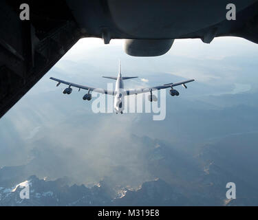 Die KC-10 Extender zum 9 Air Refuelling Squadron, Travis Air Force Base, Calif., tankt ein B-52 H Stratofortress vom 2. Bombe Wing Barksdale AFB, La., Aug 21., 2017. Die Betankung war Teil einer Kooperation zwischen den beiden Flügeln ihre Bereitschaft zu verbessern. (U.S. Air Force Stockfoto