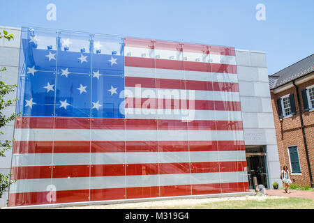 Baltimore Maryland, East Pratt Street, Star Spangled Banner Flag House, Gebäude, Fassade, rot weiß und blau, Frau weibliche Frauen, Wandern, Museum, Geschichte, groß, Stockfoto