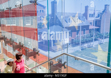 Baltimore Maryland, East Pratt Street, Star Spangled Banner Flag House, Museum, Geschichte, innen, Treppen, Glasfassade, Mann Männer männlich, Frau weiblich wome Stockfoto