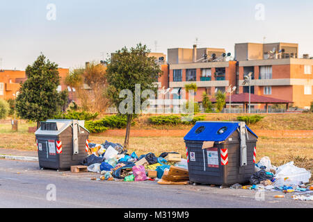 Rom, Italien, 23. JUNI 2017: Berge von Müll in der Nähe der Mülltonnen nach links vermindern ein Wohnviertel. Stockfoto