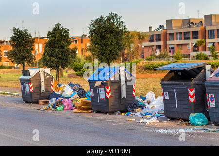 Rom, Italien, 23. JUNI 2017: Berge von Müll in der Nähe der Mülltonnen nach links vermindern ein Wohnviertel. Stockfoto