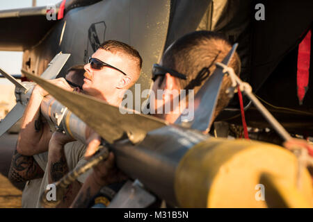 Flieger an die 332 d Expeditionary Maintenance Squadron Arbeit zusammen Munition auf eine F-15E Strike Eagle November 10, 2017 in Südwestasien. Die 332 d Air Expeditionary Wing wurde vor kurzem die 2017 Clements McMullen Memorial Daedalian Waffen System Wartung Trophäe ausgezeichnet. (U.S. Air Force Stockfoto