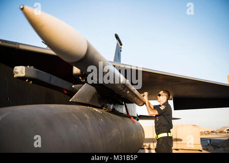 Senior Airman Hunter Barto, Zugeordnet 332 d Expeditionary Maintenance Squadron, prüft die Platzierung von Munition unter dem Flügel eines F-15 E Strike Eagle, den 10. November 2017 in Südwestasien. 332 d EMXS Flieger sind verantwortlich für alle Aspekte der Wartung und Instandhaltung in den Streik Adler zugeordnet zu den 332 d Air Expeditionary Wing, die die primären Anbieter von Air Power zur Unterstützung der Operation inhärenten Lösen. (U.S. Air Force Stockfoto