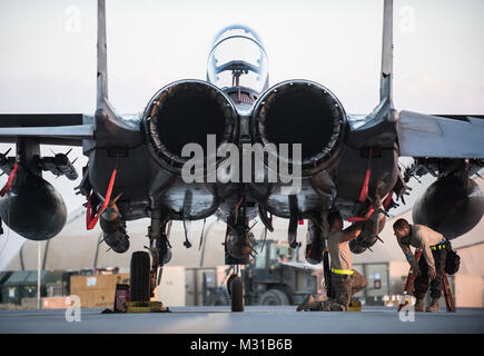 Flieger an die 332 d Expeditionary Maintenance Squadron zugewiesen ist die Platzierung von Munition unter einer F-15E Strike Eagle 10. November 2017 in Südwestasien. Die 332 d Air Expeditionary Wing wurde vor kurzem die 2017 Clements McMullen Memorial Daedalian Waffen System Wartung Trophäe ausgezeichnet. (U.S. Air Force Stockfoto