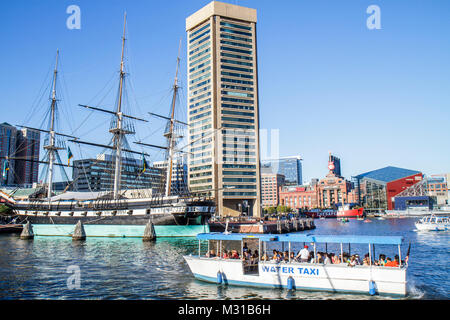 Baltimore Maryland, Inner Harbor, Hafen, Harbourplace, Patapsco River, Stadt, Hafengebiet, Attraktion, World Trade Center, Gebäude, USS Constellation, Schiff, Downt Stockfoto