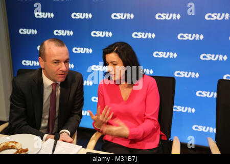 München, Deutschland. 08 Feb, 2018. Der stellvertretende CSU-Vorsitzende Dorothee Bär und Manfred Weber (stellvertretender Vorsitzender) sind auf dem Bild zu sehen. Sie sagte, dass die nächste Minister für wirtschaftliche Beziehungen und Entwicklung zu sein. Der Vorstand der Christlich Sozialen Union (CSU) nach dem Ende der Koalition beraten die Gespräche mit der christlichen Deocratic Union mit Angela Merkel und der Sozialdemokratischen Partei Deutschlands (SPD). Credit: Alexander Pohl/Pacific Press/Alamy leben Nachrichten Stockfoto