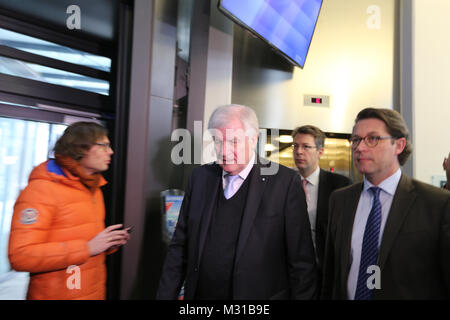 München, Deutschland. 08 Feb, 2018. Germany's next Innenausstattung Gesundheitsminister Horst Seehofer und allgemeine secratary Andreas Scheuer. Scheuer ist sagte, dass die nächste Minister für Verkehr und Infrastruktur. Der Vorstand der Christlich Sozialen Union (CSU) nach dem Ende der Koalition beraten die Gespräche mit der christlichen Deocratic Union mit Angela Merkel und der Sozialdemokratischen Partei Deutschlands (SPD). Credit: Alexander Pohl/Pacific Press/Alamy leben Nachrichten Stockfoto