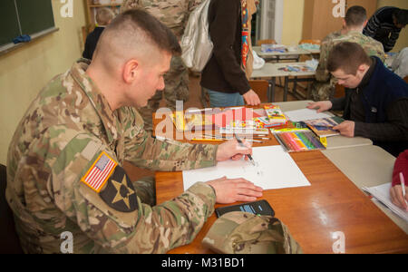 Krakovets, Ukraine - Soldaten aus dem 27 Infantry Brigade Combat Team bereitgestellt, um die Ukraine, den Tag mit einem ukrainischen Waisenhaus hier Dez. 27. Während der Begehung, Soldaten brachten Spiele und Spielzeug für die Kinder mit, und verbrachte ein paar Stunden einwirken und mit ihnen zu spielen. (U.S. Armee Stockfoto