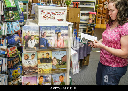 Pennsylvania, PA, Northeastern, Strasburg, Dutch Country, Hershey Farm, Country Store, Souvenirladen, Frau weibliche Frauen, junge Erwachsene, Buch, Bücher, Taschenbuch, Indiana Stockfoto