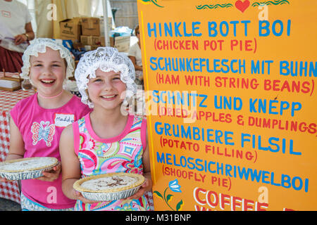 Kutztown Pennsylvania, Kutztown Folk Festival, Pennsylvania Dutch folklife, Kulturerbe, Schild, traditionelles Essen, Schnitz, Verkäufer Stände Stand Marke Stockfoto
