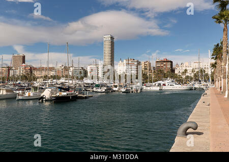 Alicante, Spanien. Januar 26, 2018: Blick auf den Hafen der Stadt Alicante im Winter. Valencia, Spanien. Stockfoto