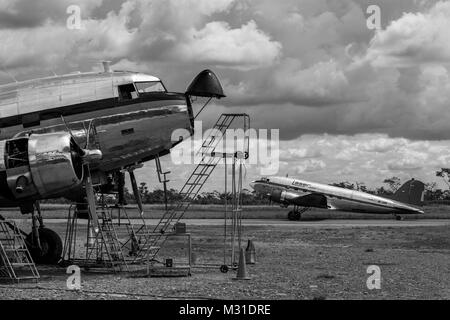 Eine Douglas DC-3-Flugzeug gesehen bei einer routinemäßigen Wartung auf dem Flughafen von Villavicencio, Kolumbien geparkt. Stockfoto