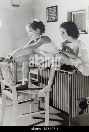 1950 s Bild von zwei jungen Mädchen im Ballett Klasse Stockfoto